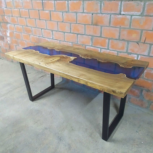 Обеденный стол из карагача с синей рекой