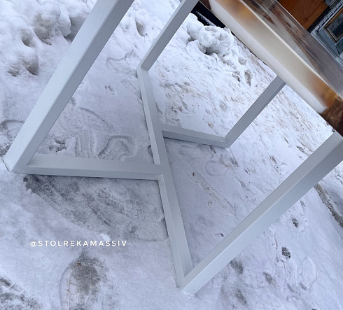 Стол из карагача с 3D заливкой белой эпоксидной смолой