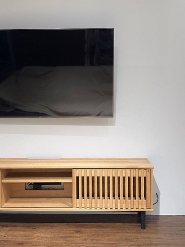 Реечный фасад позволяет управлять техникой через пульт даже при закрытых дверцах